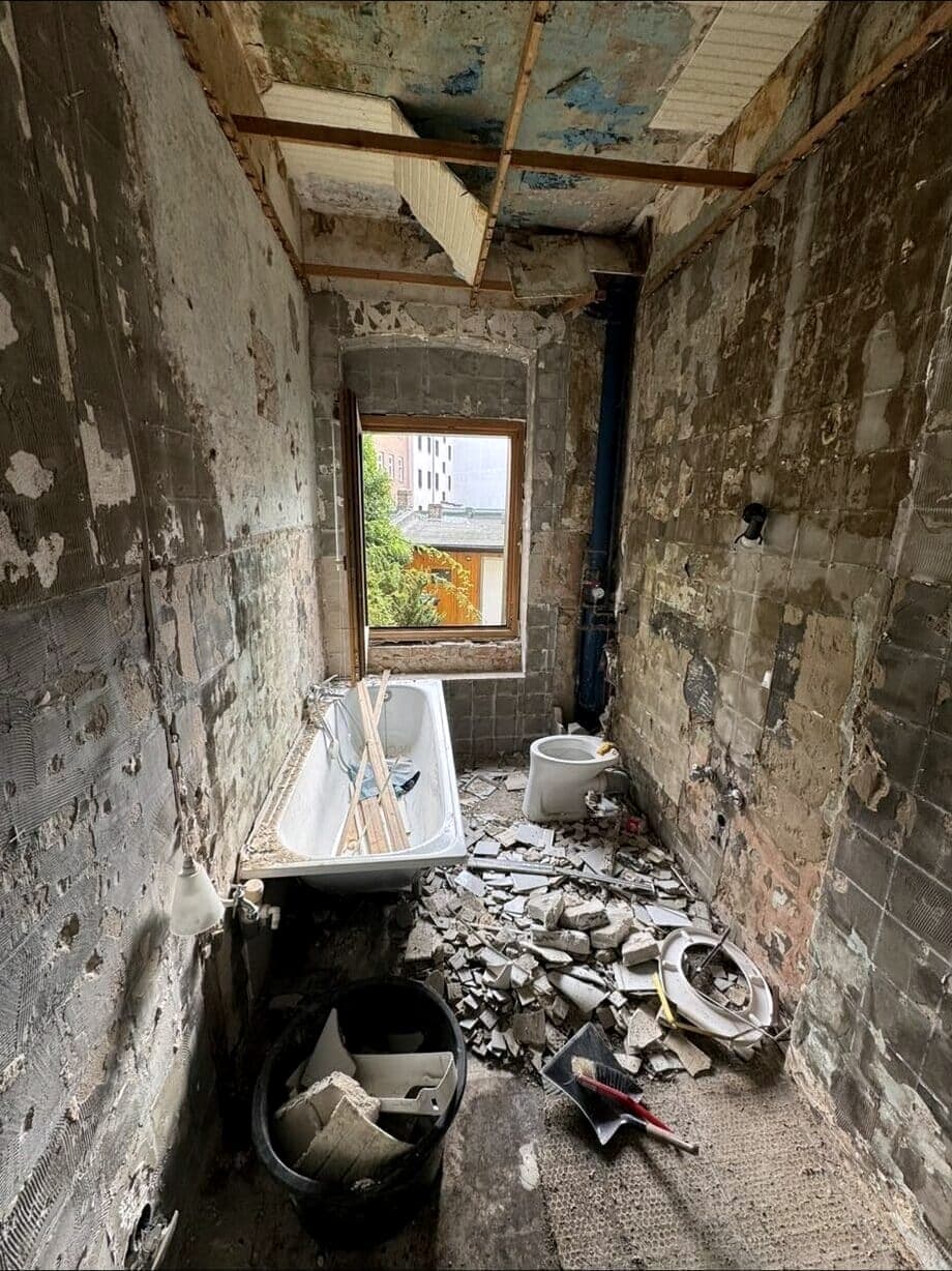 Bad im Altbau, vollständig entkernt bis auf den Rohzustand
