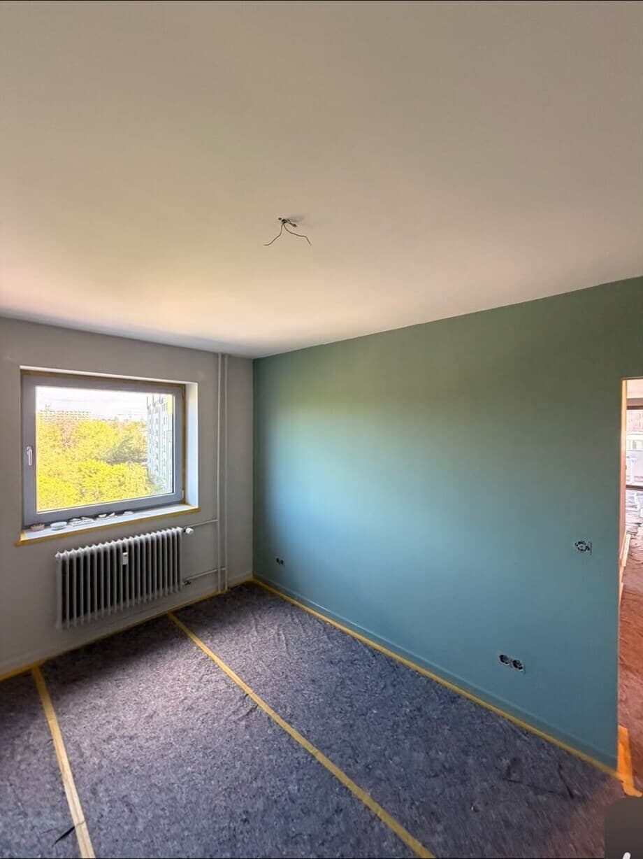 Wohnraum während der Malerarbeiten, Boden abgedeckt