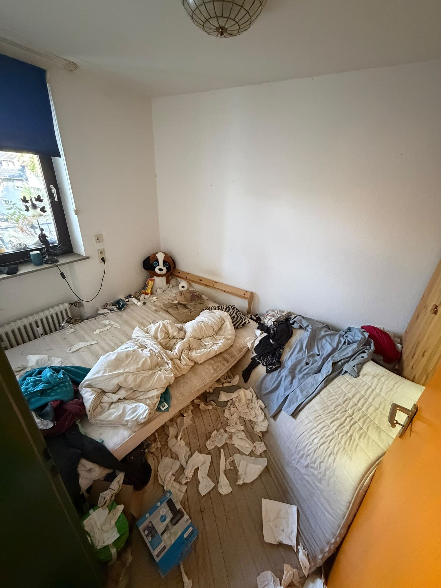 Raum voller Hausrat vor der Räumung