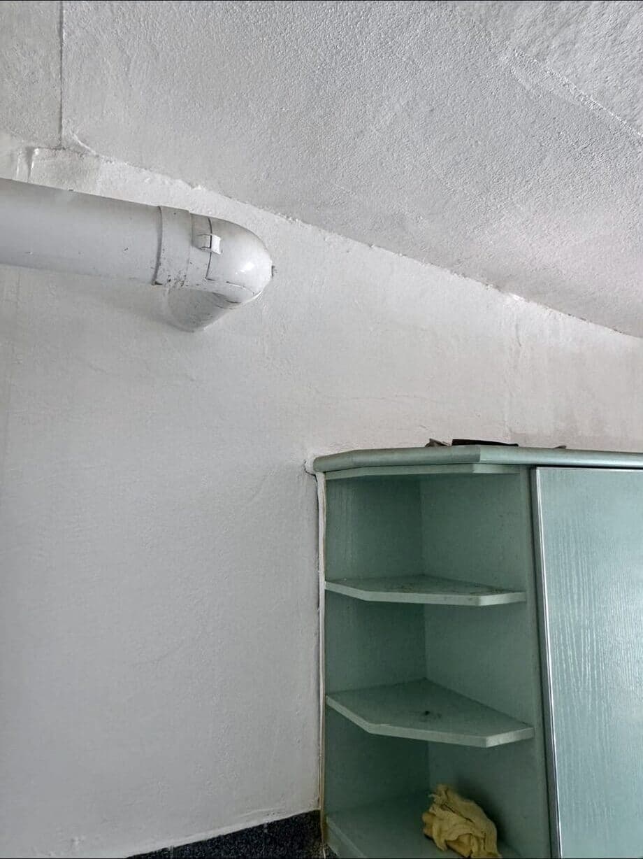 Dieselbe Kellerwand nach der Sanierung: trocken, ausgebessert und frisch gestrichen