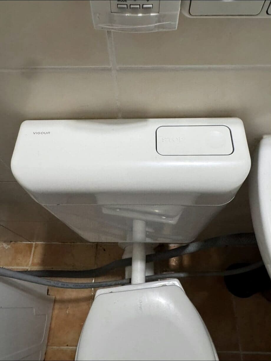 Derselbe WC-Platz nach dem Austausch: neuer Spülkasten mit Spülstopp