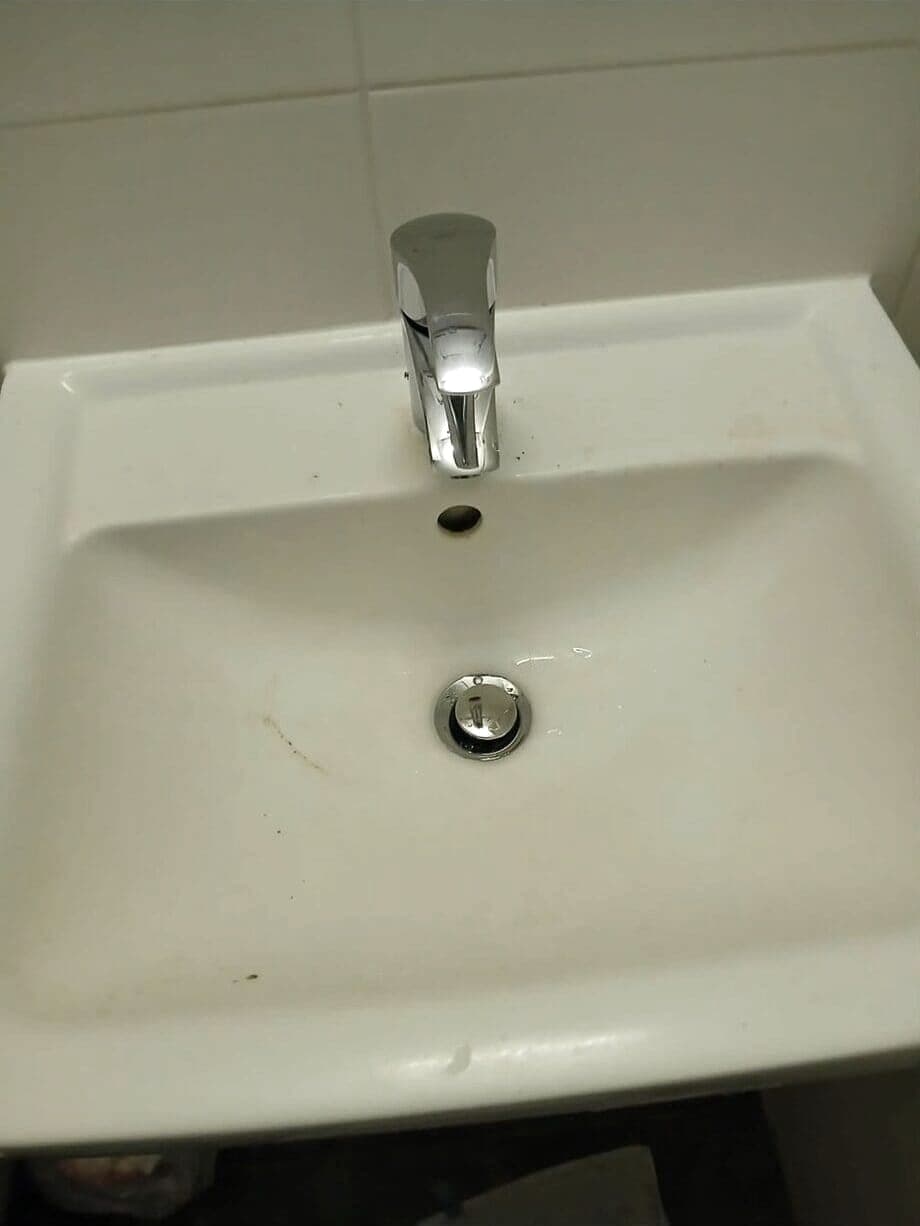Dasselbe Waschbecken mit neuer Armatur nach dem Austausch