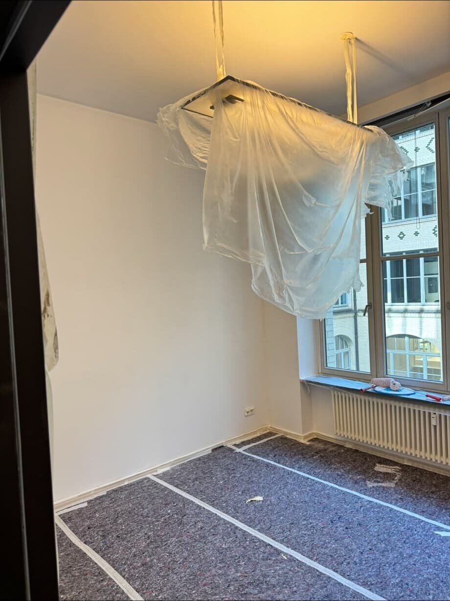 Innenraum während der Renovierung mit Schutzabdeckung