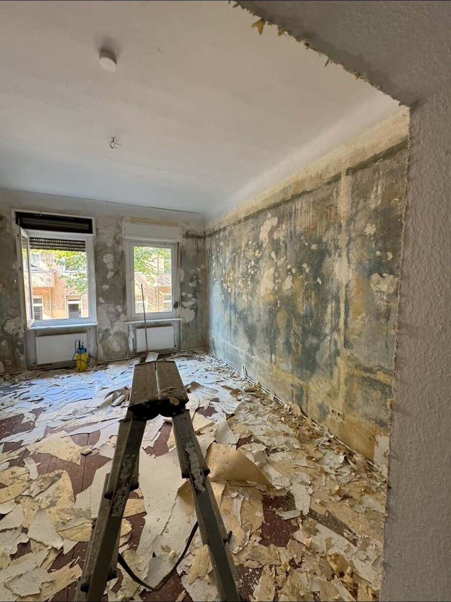 Raum voller Hausrat vor der Räumung