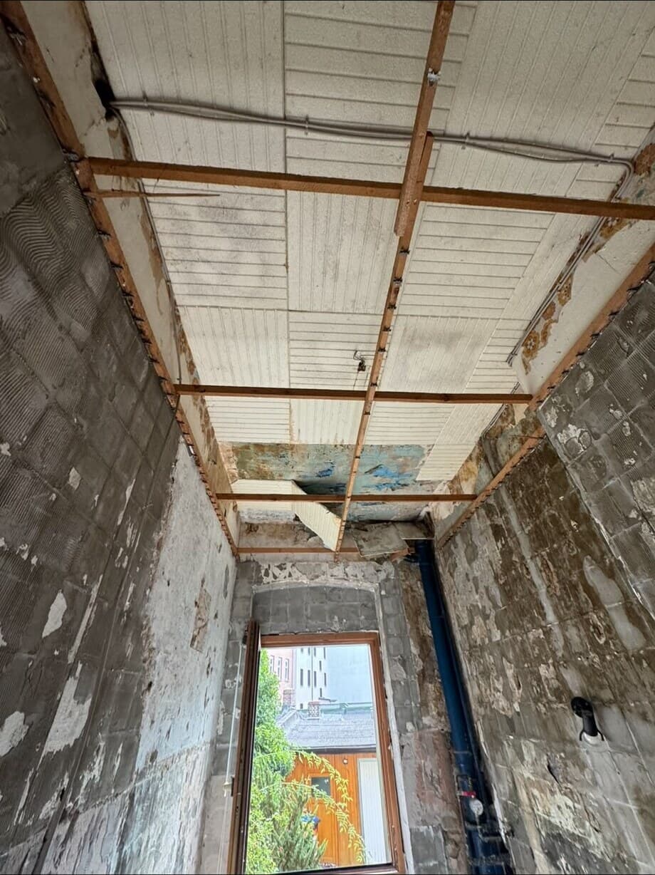 Bad im Rückbau vor dem Neuaufbau