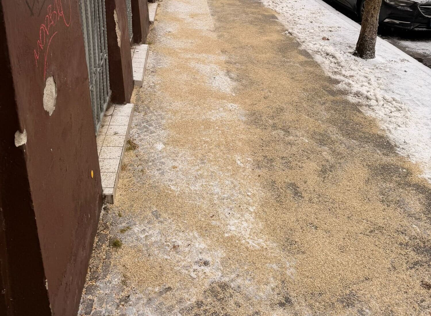 Frisch gestreute Fläche im Winterdienst