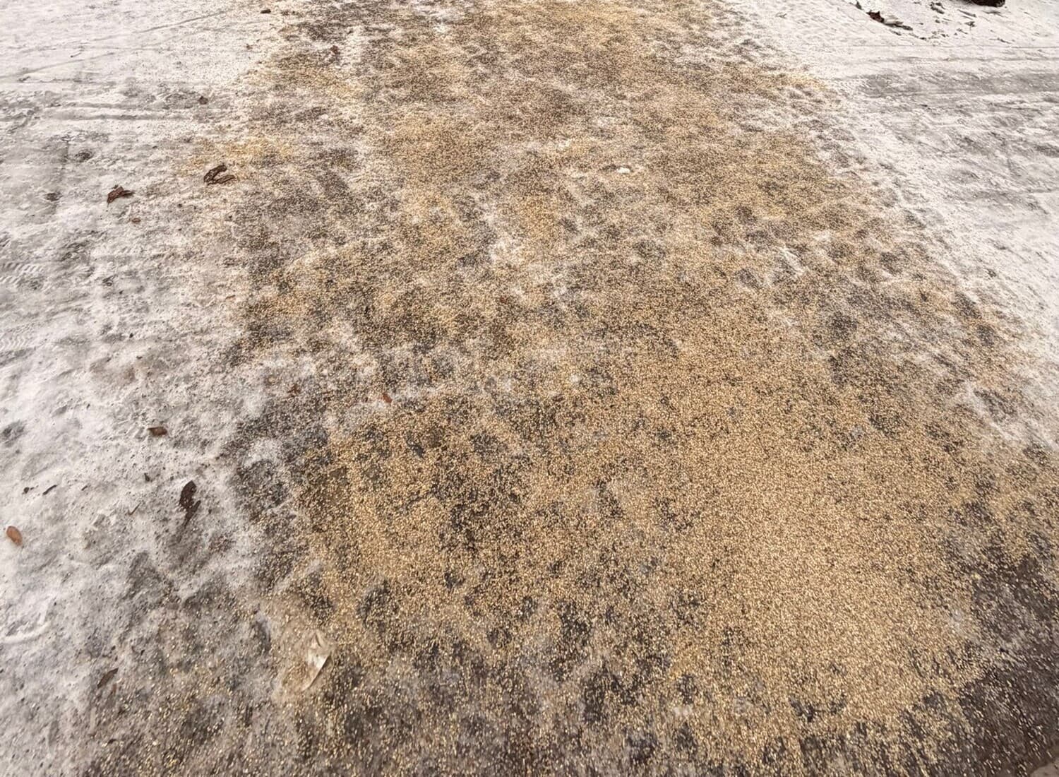 Geräumter und gestreuter Gehweg im Winterdienst