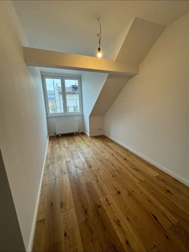 Fertig renovierter Wohnraum mit neuem Bodenbelag