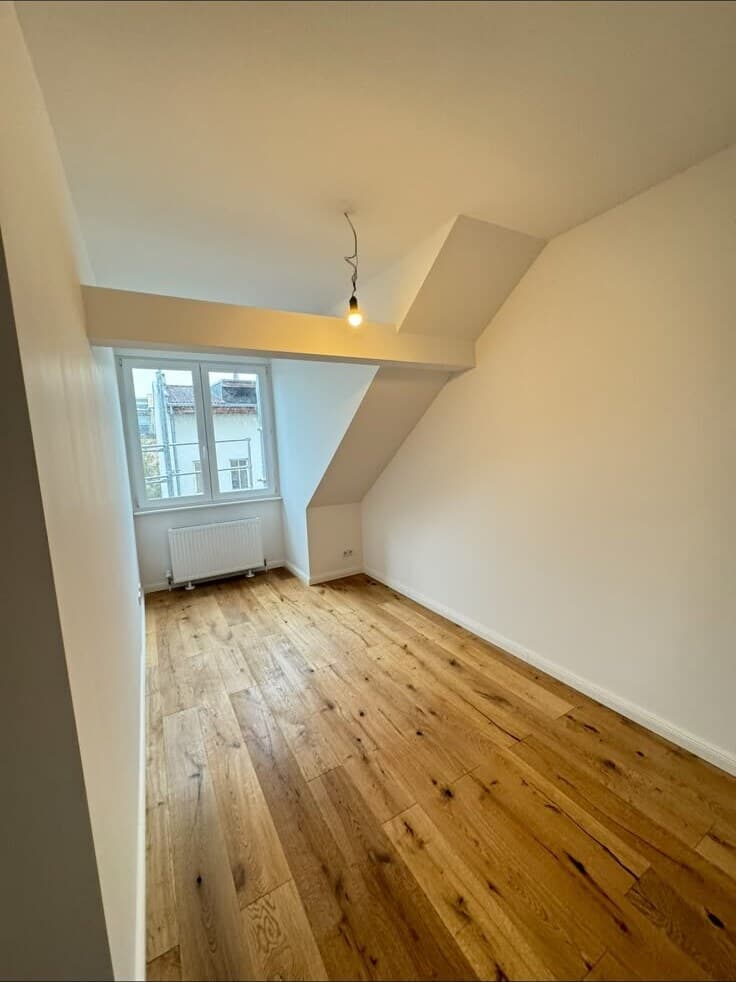 Ausgebautes Dachzimmer mit Eichendielen