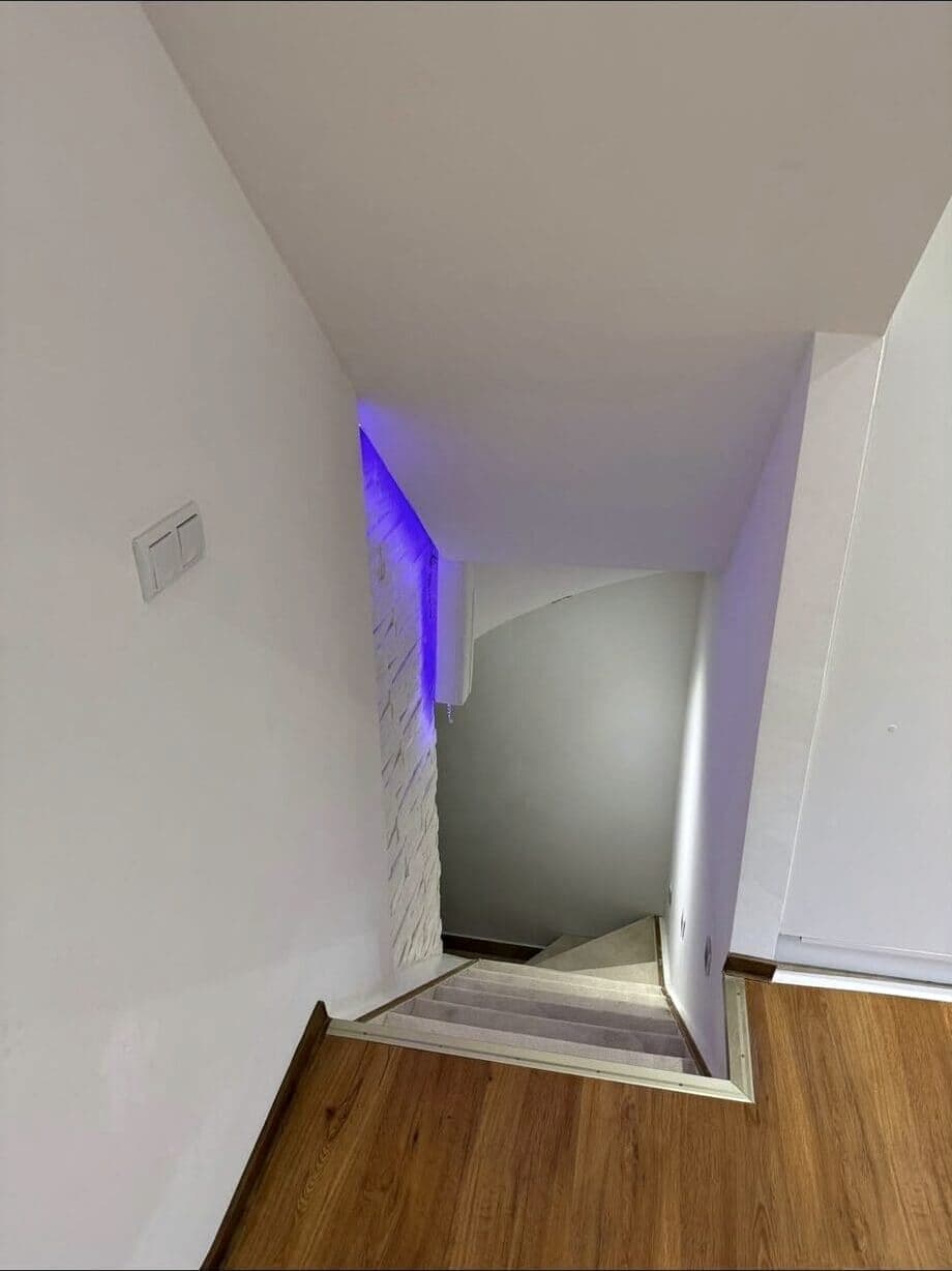 Treppenabgang mit neuem Dielenboden nach dem Ausbau