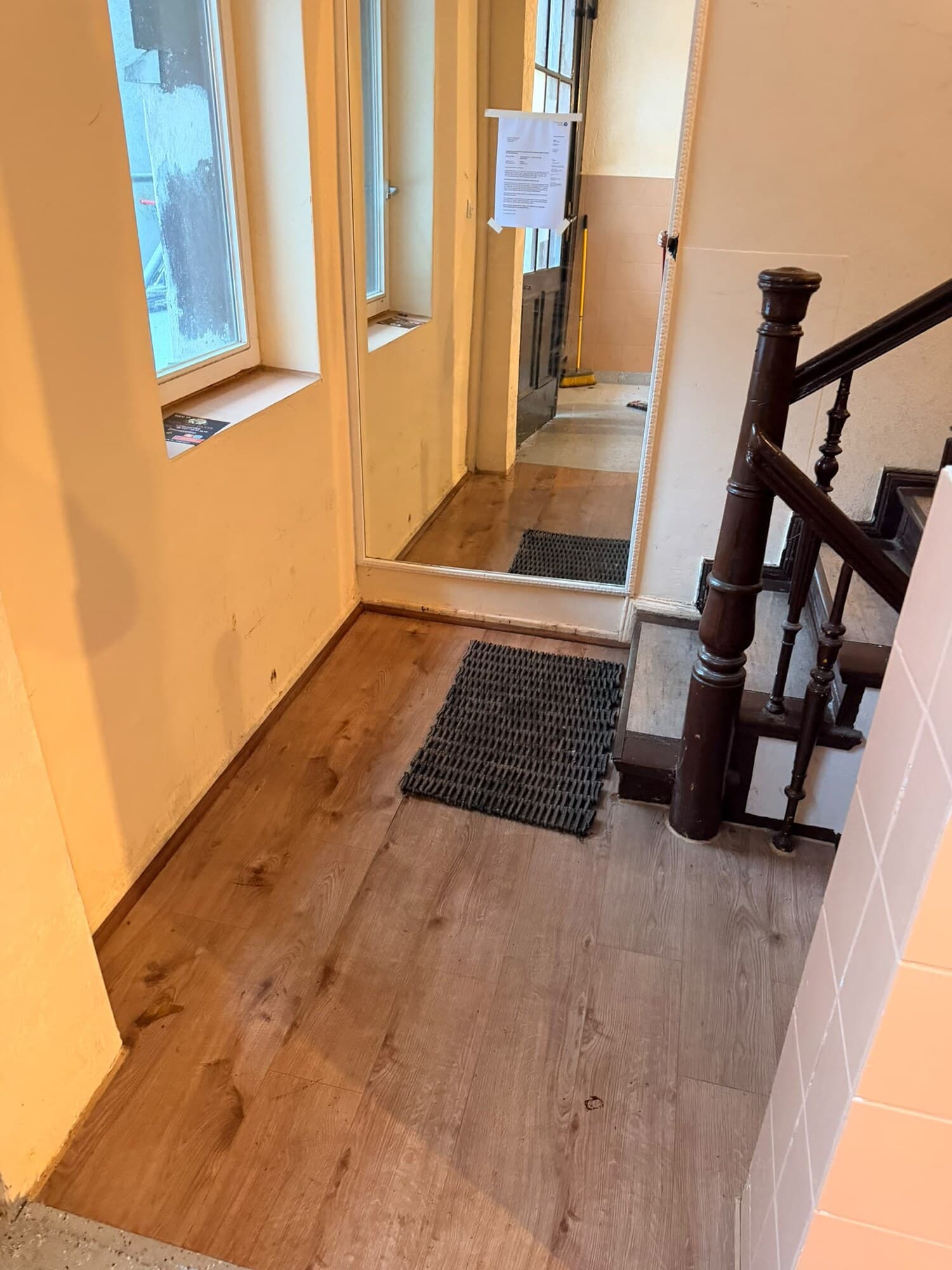 Gereinigter Hauseingang mit Treppenaufgang