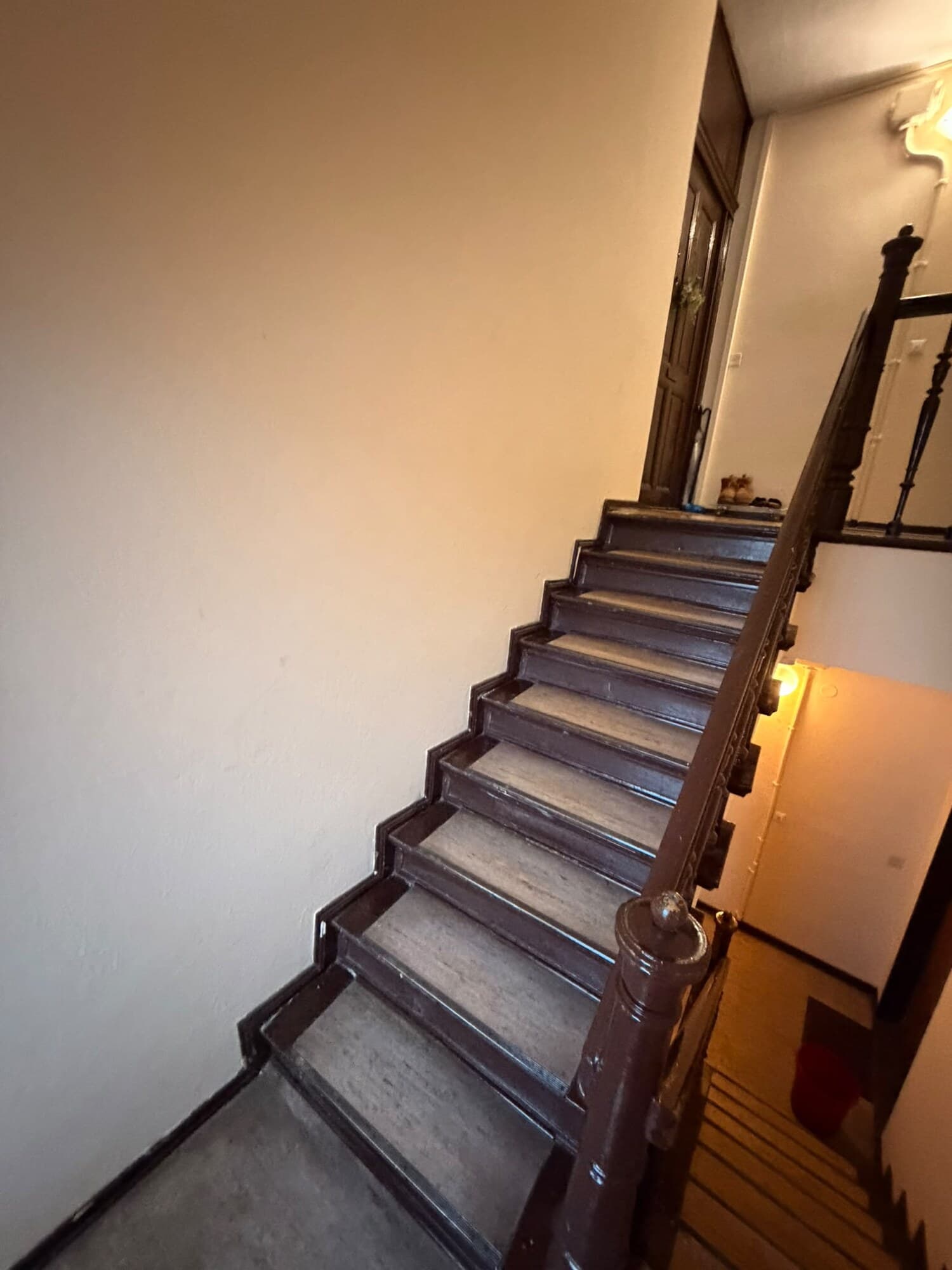 Gereinigter Hauseingang mit Treppenaufgang