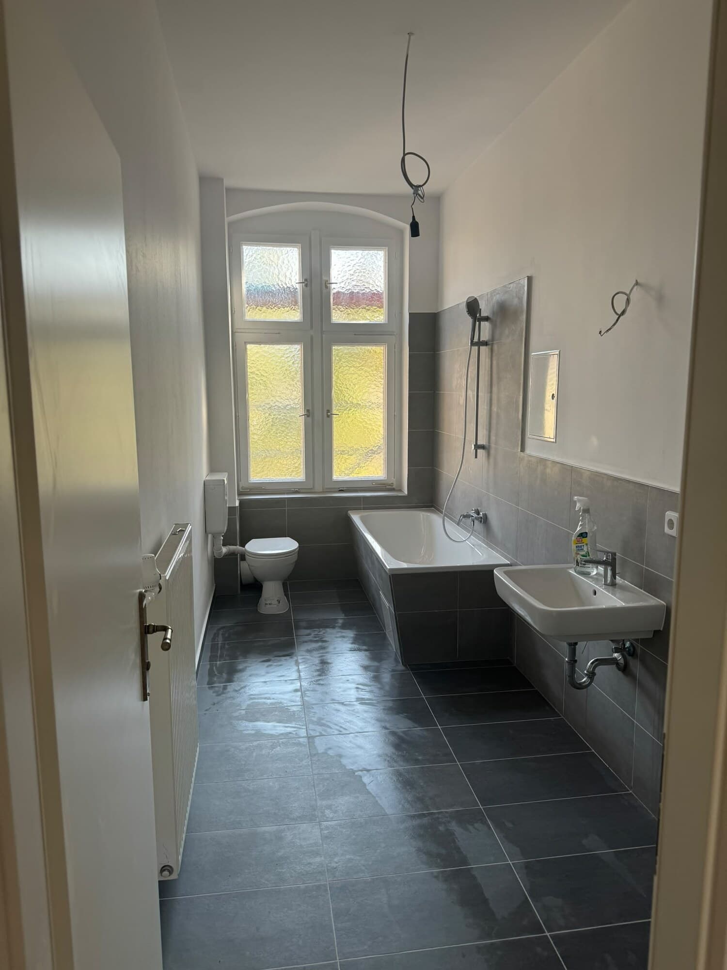 Fertig saniertes Bad mit Wanne und Waschtisch