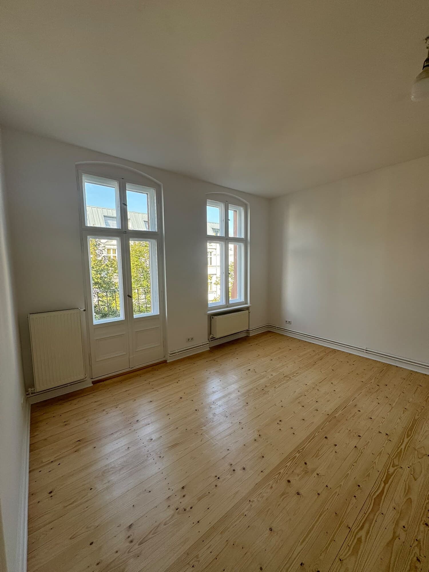 Zimmer mit Rundbogenfenster nach der Komplettsanierung