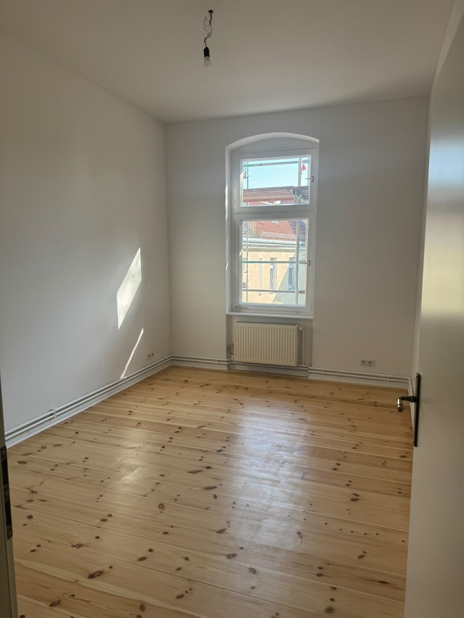 Küche mit Fliesenboden und Fenster zum Hof