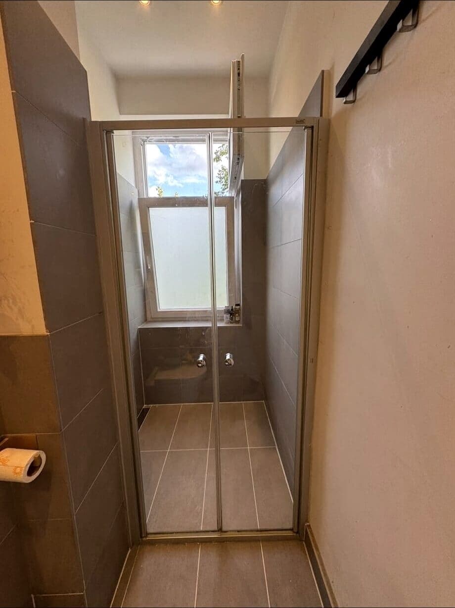 Neue Dusche mit Glasabtrennung