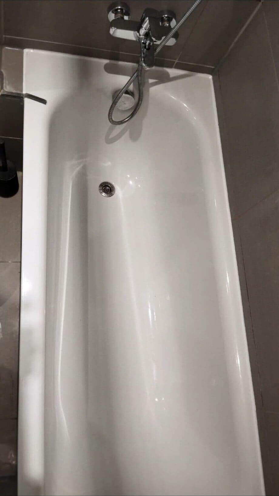 Neue Badewanne mit Armatur
