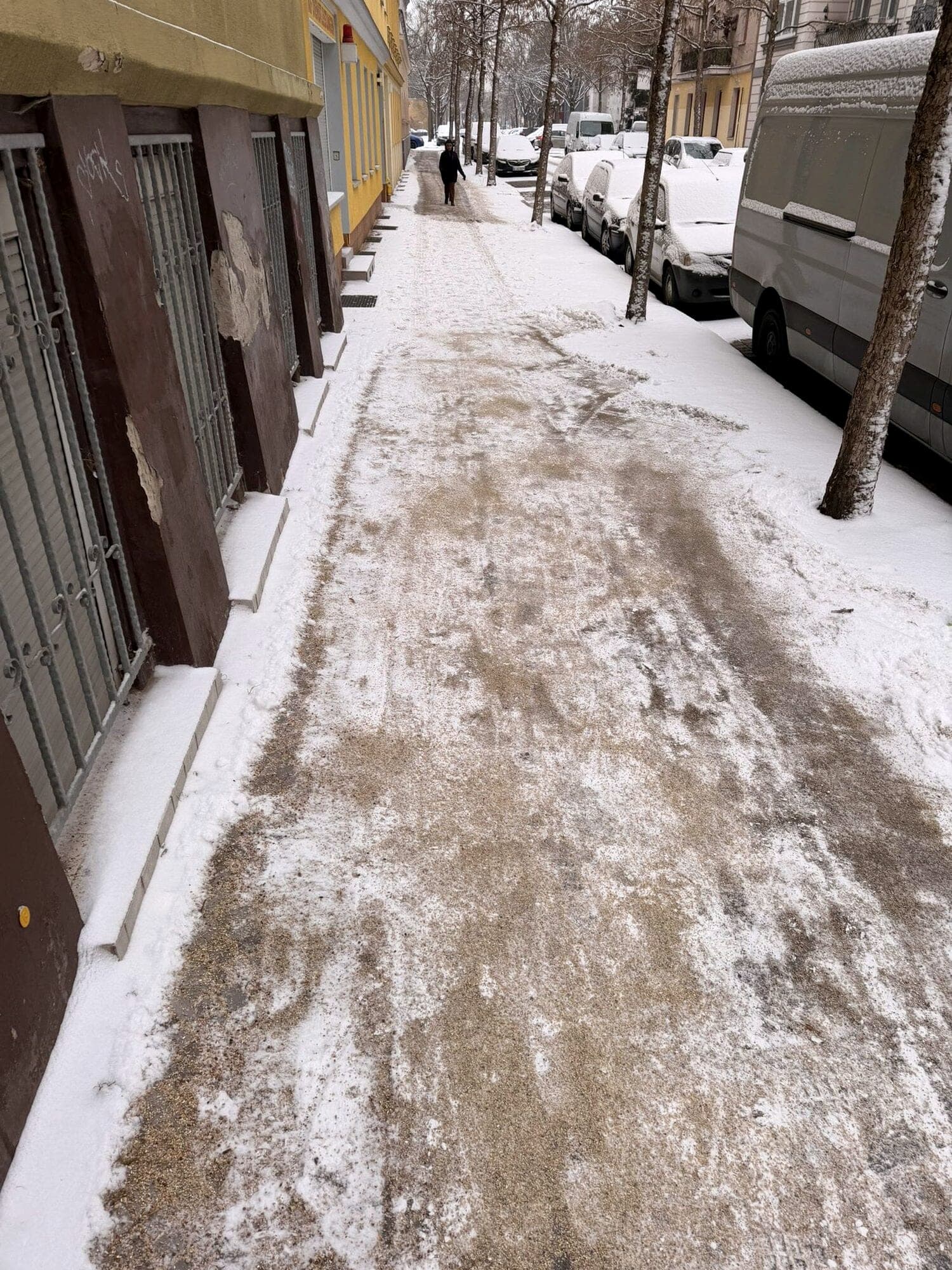 Geräumter und gestreuter Gehweg entlang der Straße im Winterdienst