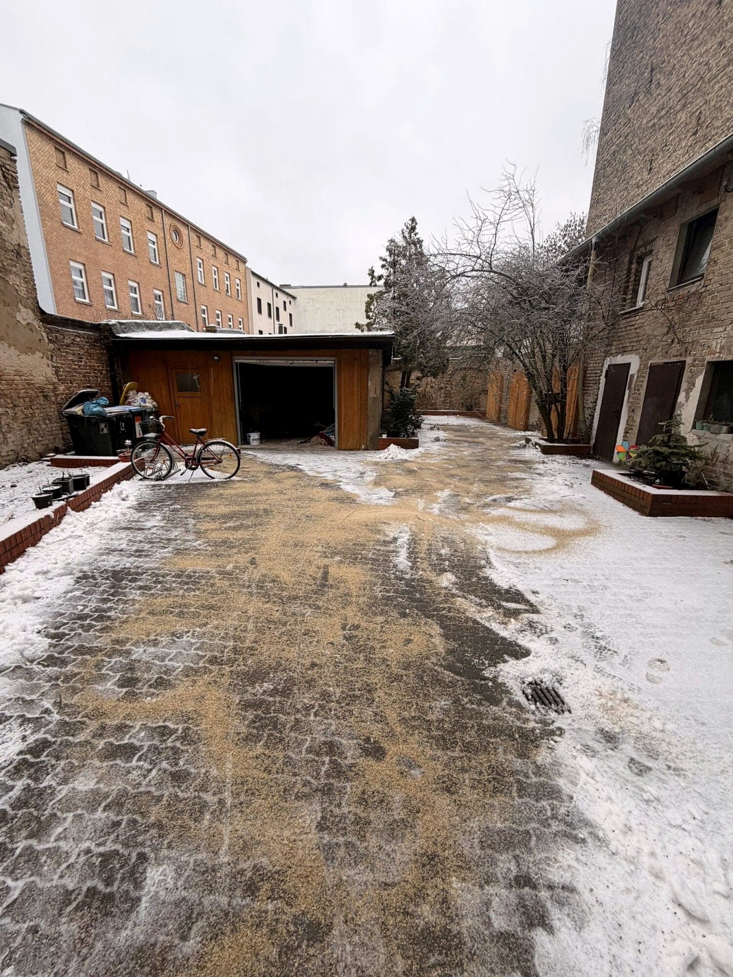 Gestreuter Innenhof im Winterdienst