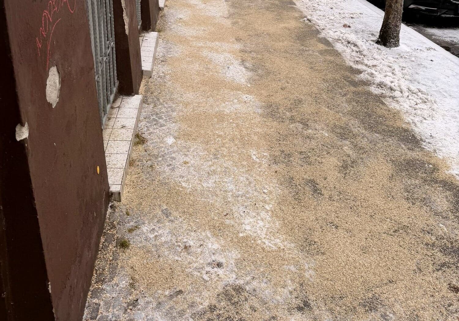 Geräumter und gestreuter Gehweg im Winterdienst