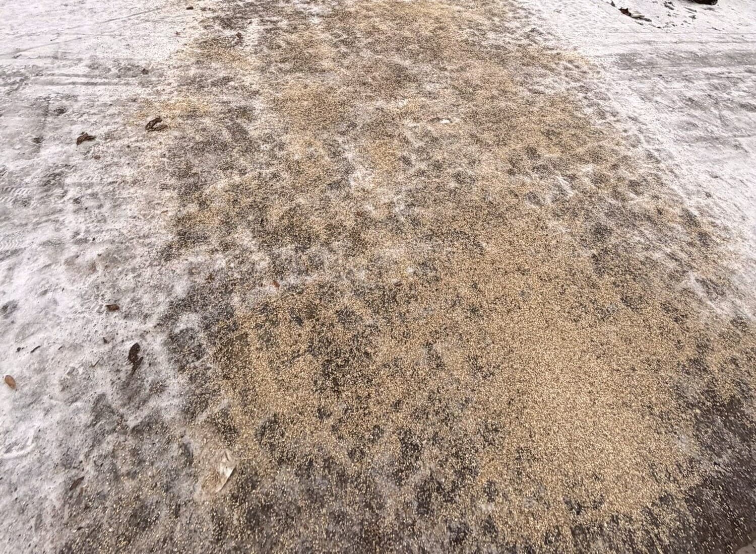 Frisch gestreute Fläche im Winterdienst