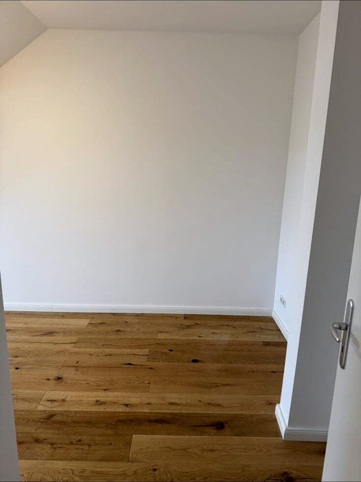 Fertig renoviertes Zimmer mit Eichendielen