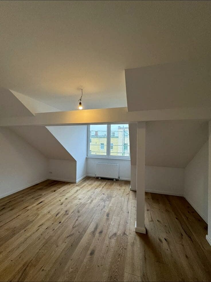 Ausgebautes Dachzimmer mit Eichendielen