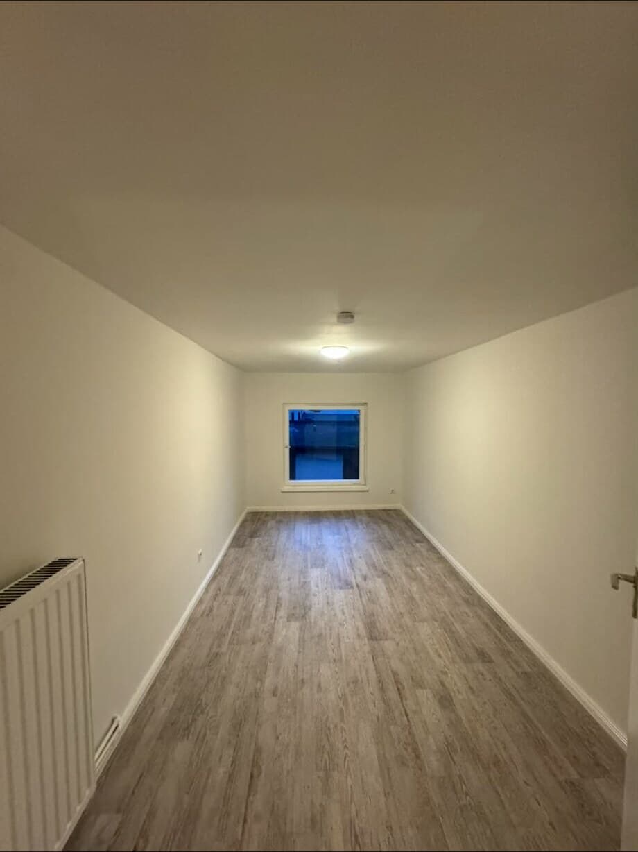 Fertig renovierter Wohnraum mit neuem Bodenbelag